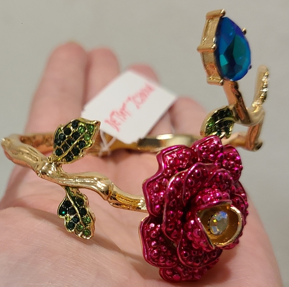 BETSEY JOHNSON ROSE FLOWER HINGED BANGLE CUFF BRACELET gold tone hinged bangle - Picture 3 of 12